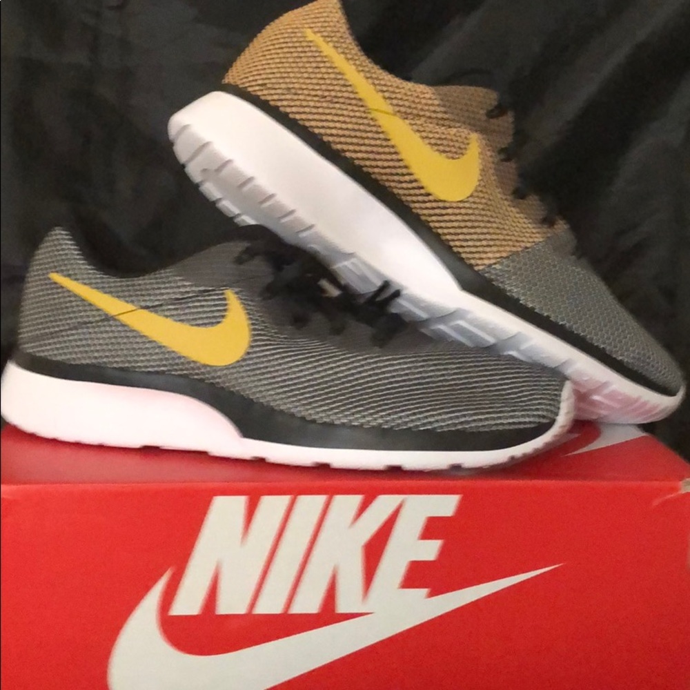 Nike Tanjuan Racer running shoes